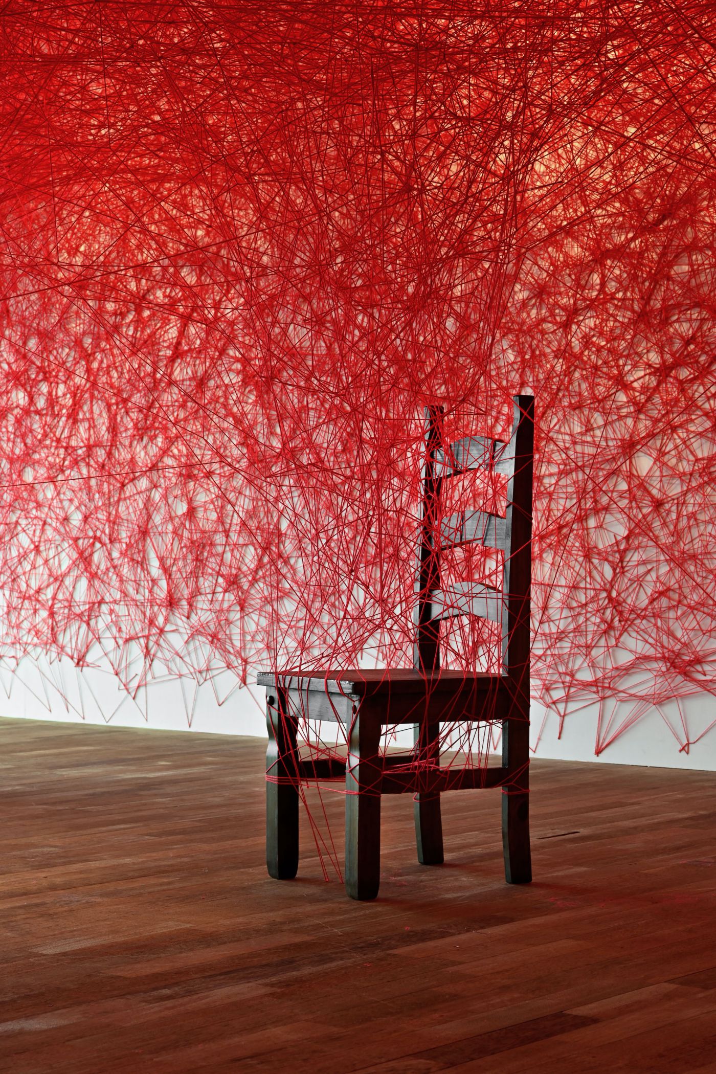 14001_Shiota Chiharu, Beetween Us, 2020, red wool, wooden chairs installation view, Gana Art, Photo by Lee Dong Yeop, Copyright Gana Art and the artist_2